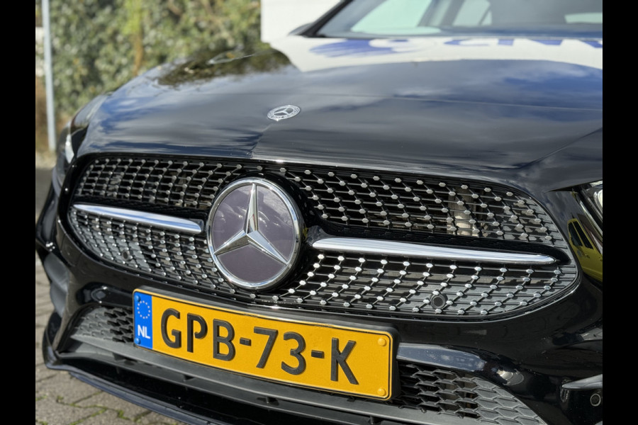 Mercedes-Benz A-Klasse 200 Business Solution AMG | Pano | Ambient Light | LED | CarPlay | 19 inch Mercedes-Benz A-Klasse 200 Business Solution AMG | Pano | Ambient Light | LED | CarPlay | 19 inch