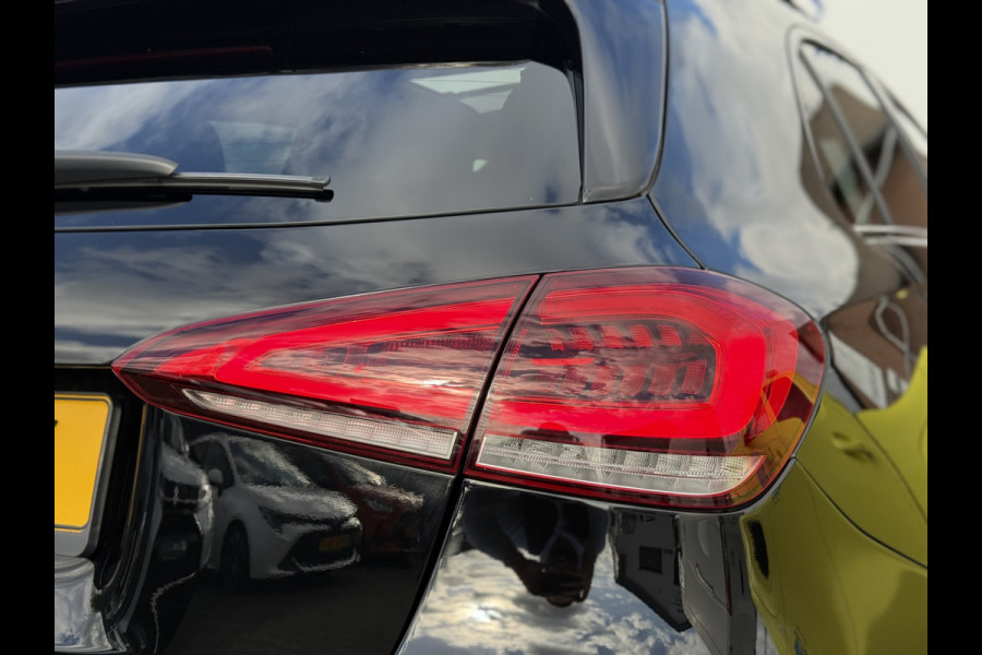 Mercedes-Benz A-Klasse 200 Business Solution AMG | Pano | Ambient Light | LED | CarPlay | 19 inch Mercedes-Benz A-Klasse 200 Business Solution AMG | Pano | Ambient Light | LED | CarPlay | 19 inch