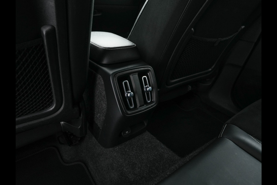 Volvo XC40 Recharge P8 AWD R-Design [ 3-Fase ] {SOH-89%} (INCL-BTW) *LEATHER-ALCANTARA | DIGI-COCKPIT | FULL-LED | PREMIUM-AUDIO | TOP-VIEW | CARPLAY | NAVI-FULLMAP | ECC | PDC | KEYLESS | HEATED-SPORTSEATS | BLIS | PRIVACY-GLASS | TOWBAR | 19 "ALU