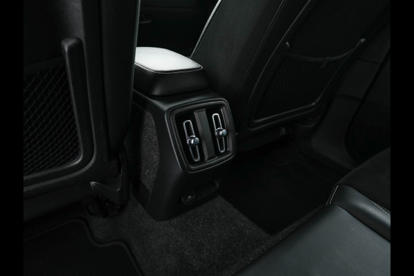 Volvo XC40 Recharge P8 AWD R-Design [ 3-Fase ] {SOH-89%} (INCL-BTW) *LEATHER-ALCANTARA | DIGI-COCKPIT | FULL-LED | PREMIUM-AUDIO | TOP-VIEW | CARPLAY | NAVI-FULLMAP | ECC | PDC | KEYLESS | HEATED-SPORTSEATS | BLIS | PRIVACY-GLASS | TOWBAR | 19 "ALU