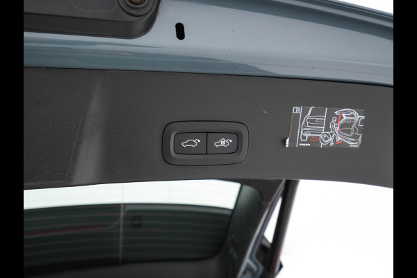 Volvo XC40 Recharge P8 AWD R-Design [ 3-Fase ] {SOH-89%} (INCL-BTW) *LEATHER-ALCANTARA | DIGI-COCKPIT | FULL-LED | PREMIUM-AUDIO | TOP-VIEW | CARPLAY | NAVI-FULLMAP | ECC | PDC | KEYLESS | HEATED-SPORTSEATS | BLIS | PRIVACY-GLASS | TOWBAR | 19 "ALU