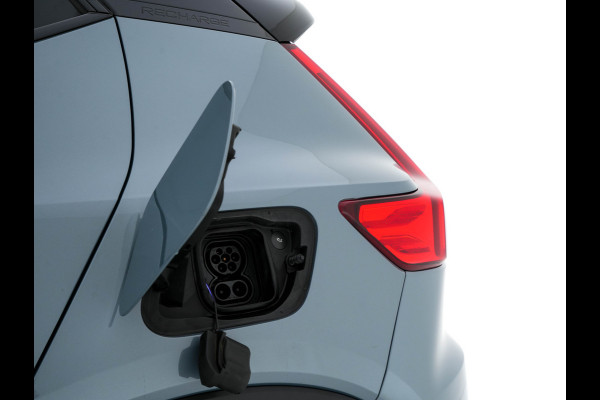 Volvo XC40 Recharge P8 AWD R-Design [ 3-Fase ] {SOH-89%} (INCL-BTW) *LEATHER-ALCANTARA | DIGI-COCKPIT | FULL-LED | PREMIUM-AUDIO | TOP-VIEW | CARPLAY | NAVI-FULLMAP | ECC | PDC | KEYLESS | HEATED-SPORTSEATS | BLIS | PRIVACY-GLASS | TOWBAR | 19 "ALU