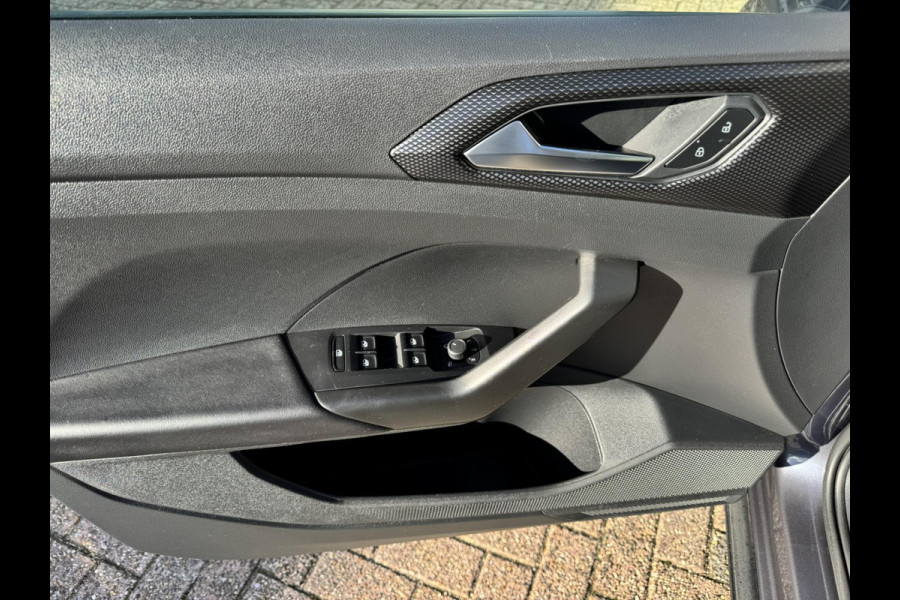 Volkswagen T-Cross 1.0 TSI Life Adaptive cruise control Climate control DAB radio Achteruitrijcamera Navi Volkswagen T-Cross 1.0 TSI Life Adaptive cruise control Climate control DAB radio Achteruitrijcamera Navi