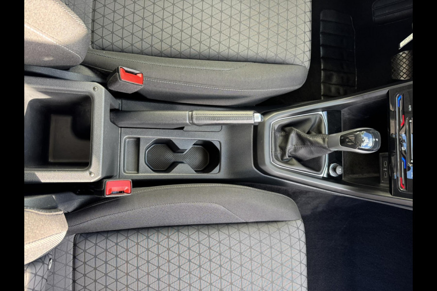 Volkswagen T-Cross 1.0 TSI Life Adaptive cruise control Climate control DAB radio Achteruitrijcamera Navi Volkswagen T-Cross 1.0 TSI Life Adaptive cruise control Climate control DAB radio Achteruitrijcamera Navi