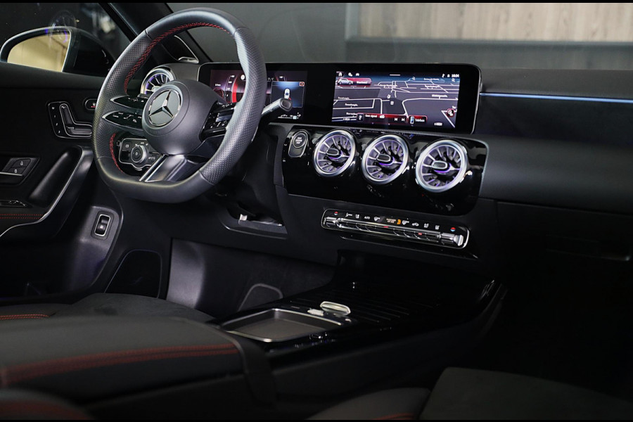 Mercedes-Benz A-Klasse 250 e AMG 45 Look / Memory / Elek Stoelen / Acc / Head Up / 360 Camera / Pano / 19 Inch Mercedes-Benz A-Klasse 250 e AMG 45 Look / Memory / Elek Stoelen / Acc / Head Up / 360 Camera / Pano / 19 Inch
