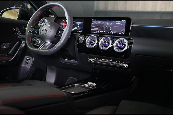 Mercedes-Benz A-Klasse 250 e AMG 45 Look / Memory / Elek Stoelen / Acc / Head Up / 360 Camera / Pano / 19 Inch Mercedes-Benz A-Klasse 250 e AMG 45 Look / Memory / Elek Stoelen / Acc / Head Up / 360 Camera / Pano / 19 Inch