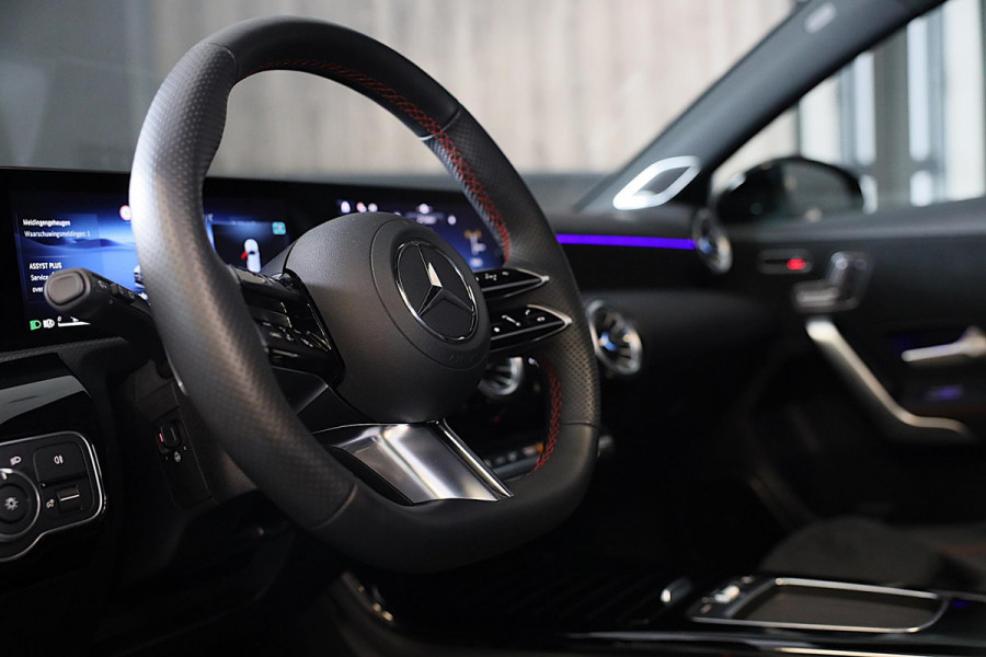 Mercedes-Benz A-Klasse 250 e AMG 45 Look / Memory / Elek Stoelen / Acc / Head Up / 360 Camera / Pano / 19 Inch Mercedes-Benz A-Klasse 250 e AMG 45 Look / Memory / Elek Stoelen / Acc / Head Up / 360 Camera / Pano / 19 Inch