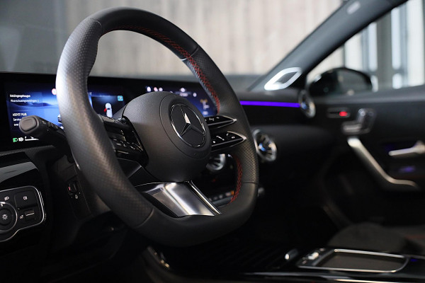 Mercedes-Benz A-Klasse 250 e AMG 45 Look / Memory / Elek Stoelen / Acc / Head Up / 360 Camera / Pano / 19 Inch Mercedes-Benz A-Klasse 250 e AMG 45 Look / Memory / Elek Stoelen / Acc / Head Up / 360 Camera / Pano / 19 Inch