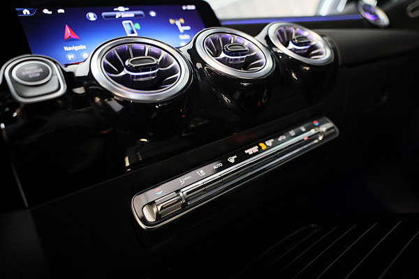 Mercedes-Benz A-Klasse 250 e AMG 45 Look / Memory / Elek Stoelen / Acc / Head Up / 360 Camera / Pano / 19 Inch Mercedes-Benz A-Klasse 250 e AMG 45 Look / Memory / Elek Stoelen / Acc / Head Up / 360 Camera / Pano / 19 Inch