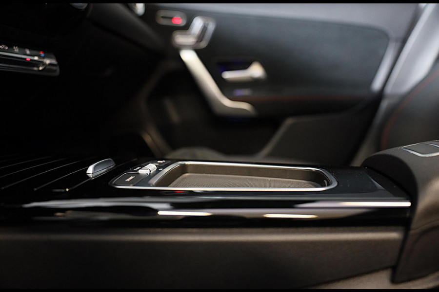Mercedes-Benz A-Klasse 250 e AMG 45 Look / Memory / Elek Stoelen / Acc / Head Up / 360 Camera / Pano / 19 Inch Mercedes-Benz A-Klasse 250 e AMG 45 Look / Memory / Elek Stoelen / Acc / Head Up / 360 Camera / Pano / 19 Inch