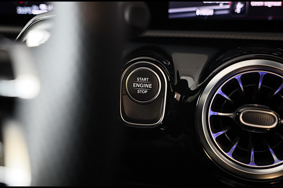 Mercedes-Benz A-Klasse 250 e AMG 45 Look / Memory / Elek Stoelen / Acc / Head Up / 360 Camera / Pano / 19 Inch Mercedes-Benz A-Klasse 250 e AMG 45 Look / Memory / Elek Stoelen / Acc / Head Up / 360 Camera / Pano / 19 Inch