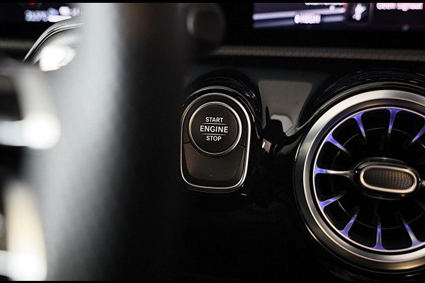 Mercedes-Benz A-Klasse 250 e AMG 45 Look / Memory / Elek Stoelen / Acc / Head Up / 360 Camera / Pano / 19 Inch Mercedes-Benz A-Klasse 250 e AMG 45 Look / Memory / Elek Stoelen / Acc / Head Up / 360 Camera / Pano / 19 Inch