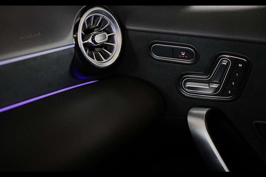 Mercedes-Benz A-Klasse 250 e AMG 45 Look / Memory / Elek Stoelen / Acc / Head Up / 360 Camera / Pano / 19 Inch Mercedes-Benz A-Klasse 250 e AMG 45 Look / Memory / Elek Stoelen / Acc / Head Up / 360 Camera / Pano / 19 Inch