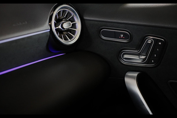 Mercedes-Benz A-Klasse 250 e AMG 45 Look / Memory / Elek Stoelen / Acc / Head Up / 360 Camera / Pano / 19 Inch Mercedes-Benz A-Klasse 250 e AMG 45 Look / Memory / Elek Stoelen / Acc / Head Up / 360 Camera / Pano / 19 Inch