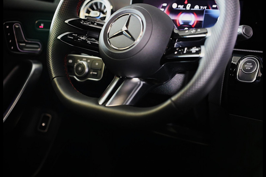 Mercedes-Benz A-Klasse 250 e AMG 45 Look / Memory / Elek Stoelen / Acc / Head Up / 360 Camera / Pano / 19 Inch Mercedes-Benz A-Klasse 250 e AMG 45 Look / Memory / Elek Stoelen / Acc / Head Up / 360 Camera / Pano / 19 Inch