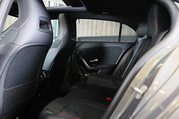 Mercedes-Benz A-Klasse 250 e AMG 45 Look / Memory / Elek Stoelen / Acc / Head Up / 360 Camera / Pano / 19 Inch Mercedes-Benz A-Klasse 250 e AMG 45 Look / Memory / Elek Stoelen / Acc / Head Up / 360 Camera / Pano / 19 Inch