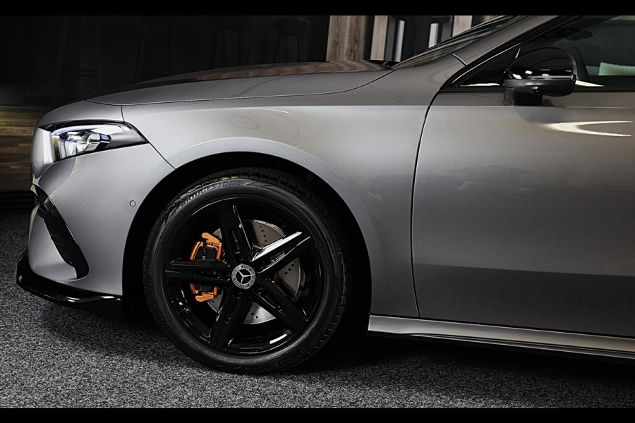 Mercedes-Benz A-Klasse 250 e AMG 45 Look / Memory / Elek Stoelen / Acc / Head Up / 360 Camera / Pano / 19 Inch Mercedes-Benz A-Klasse 250 e AMG 45 Look / Memory / Elek Stoelen / Acc / Head Up / 360 Camera / Pano / 19 Inch