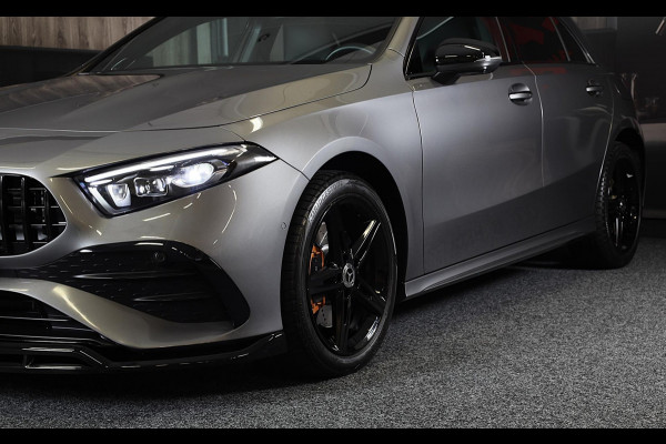 Mercedes-Benz A-Klasse 250 e AMG 45 Look / Memory / Elek Stoelen / Acc / Head Up / 360 Camera / Pano / 19 Inch Mercedes-Benz A-Klasse 250 e AMG 45 Look / Memory / Elek Stoelen / Acc / Head Up / 360 Camera / Pano / 19 Inch