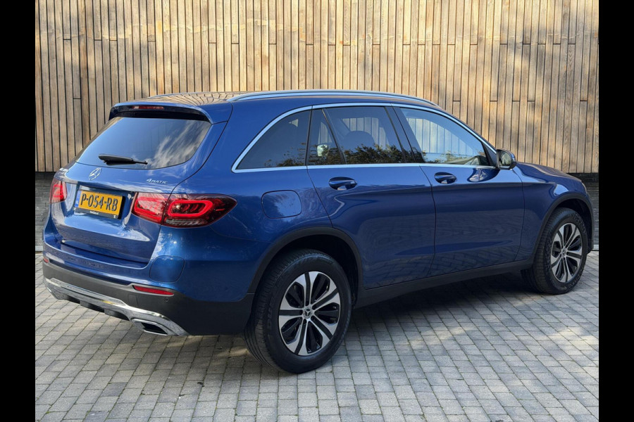 Mercedes-Benz GLC 300e 4MATIC Automaat | Vol leer | LED verlichting | Stoelverwarming | Elektrisch verstelbare stoelen | Blauw metallic | Climate