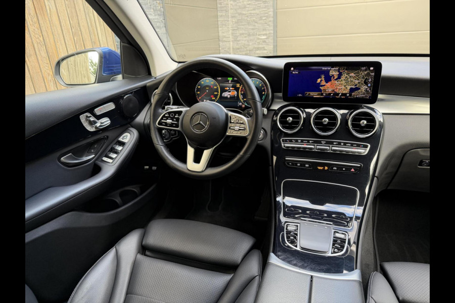 Mercedes-Benz GLC 300e 4MATIC Automaat | Vol leer | LED verlichting | Stoelverwarming | Elektrisch verstelbare stoelen | Blauw metallic | Climate