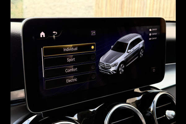 Mercedes-Benz GLC 300e 4MATIC Automaat | Vol leer | LED verlichting | Stoelverwarming | Elektrisch verstelbare stoelen | Blauw metallic | Climate