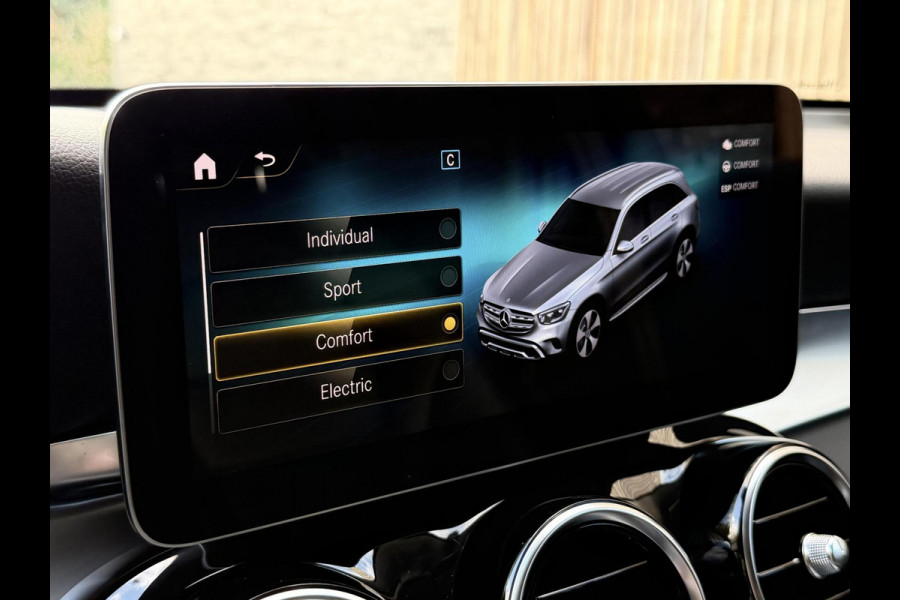 Mercedes-Benz GLC 300e 4MATIC Automaat | Vol leer | LED verlichting | Stoelverwarming | Elektrisch verstelbare stoelen | Blauw metallic | Climate