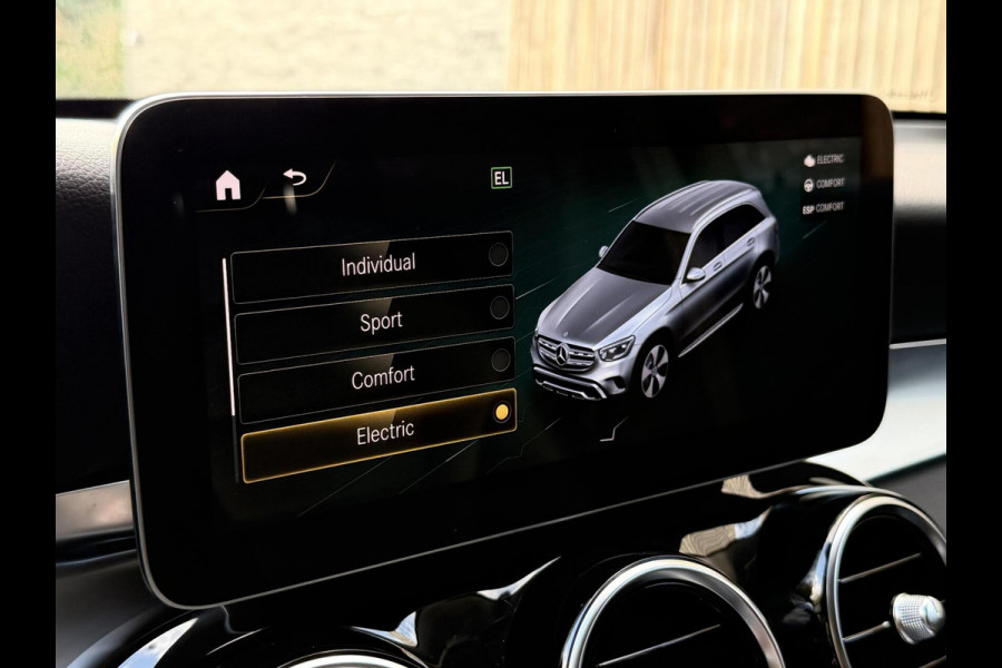 Mercedes-Benz GLC 300e 4MATIC Automaat | Vol leer | LED verlichting | Stoelverwarming | Elektrisch verstelbare stoelen | Blauw metallic | Climate