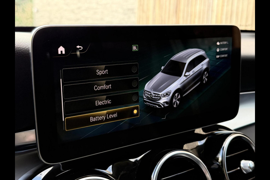 Mercedes-Benz GLC 300e 4MATIC Automaat | Vol leer | LED verlichting | Stoelverwarming | Elektrisch verstelbare stoelen | Blauw metallic | Climate