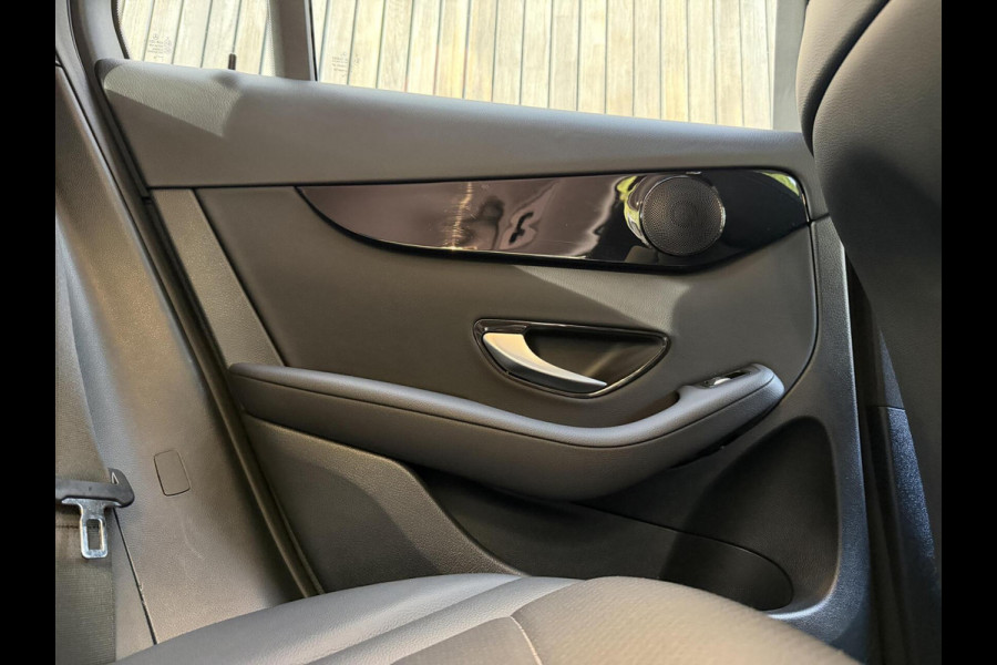 Mercedes-Benz GLC 300e 4MATIC Automaat | Vol leer | LED verlichting | Stoelverwarming | Elektrisch verstelbare stoelen | Blauw metallic | Climate