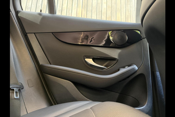 Mercedes-Benz GLC 300e 4MATIC Automaat | Vol leer | LED verlichting | Stoelverwarming | Elektrisch verstelbare stoelen | Blauw metallic | Climate