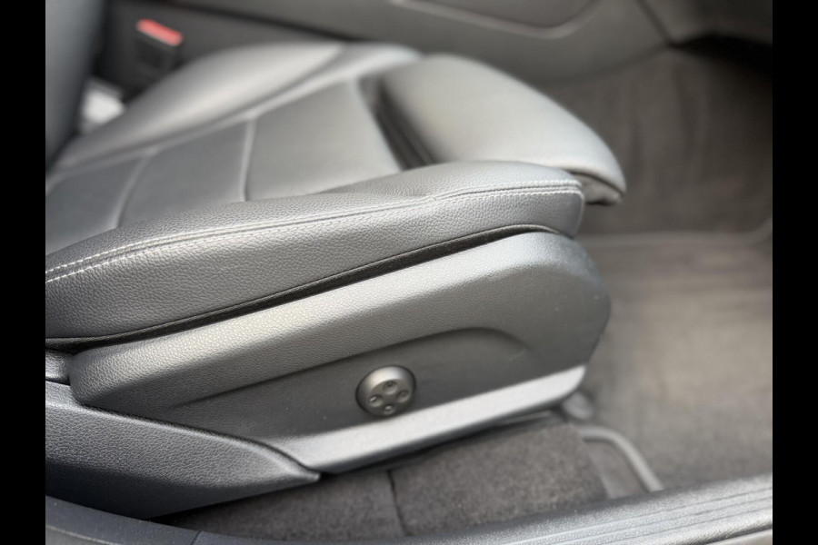 Mercedes-Benz GLC 300e 4MATIC Automaat | Vol leer | LED verlichting | Stoelverwarming | Elektrisch verstelbare stoelen | Blauw metallic | Climate