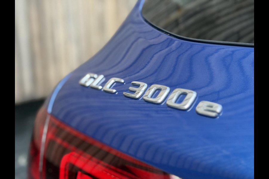 Mercedes-Benz GLC 300e 4MATIC Automaat | Vol leer | LED verlichting | Stoelverwarming | Elektrisch verstelbare stoelen | Blauw metallic | Climate