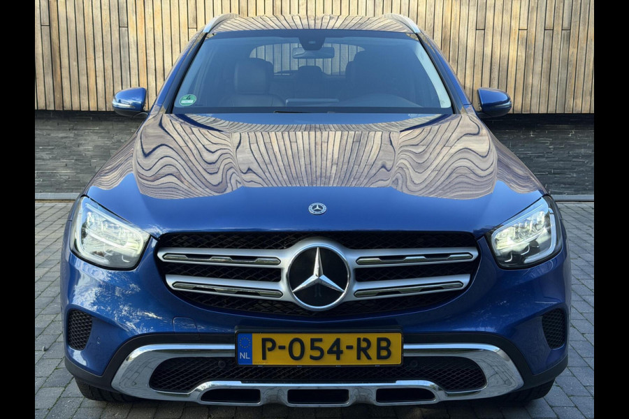 Mercedes-Benz GLC 300e 4MATIC Automaat | Vol leer | LED verlichting | Stoelverwarming | Elektrisch verstelbare stoelen | Blauw metallic | Climate