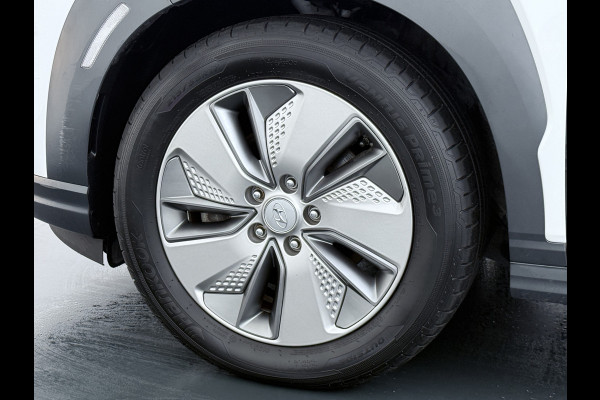 Hyundai Kona EV 64kWh Leder Warmtepomp Camera Adap. Cruise + stop&go Apple Carplay Android Comfort Ecc Pdc Navi* Isofix DAB Led Lmv 17" Lane Assist FCA Keyless 1e Eigenaar Origineel Nederlandse Auto Hyundai Kona EV 64kWh Leder Warmtepomp Camera Adap. Cruise + stop&go Apple Carplay Android Comfort Ecc Pdc Navi* Isofix DAB Led Lmv 17" Lane Assist FCA Keyless 1e Eigenaar Origineel Nederlandse Auto