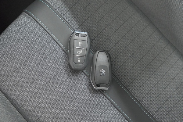 Peugeot 208 PureTech 100 Allure Pack | Camera | Stoelverwarming | Apple Carplay | Parkeersensoren Peugeot 208 PureTech 100 Allure Pack | Camera | Stoelverwarming | Apple Carplay | Parkeersensoren