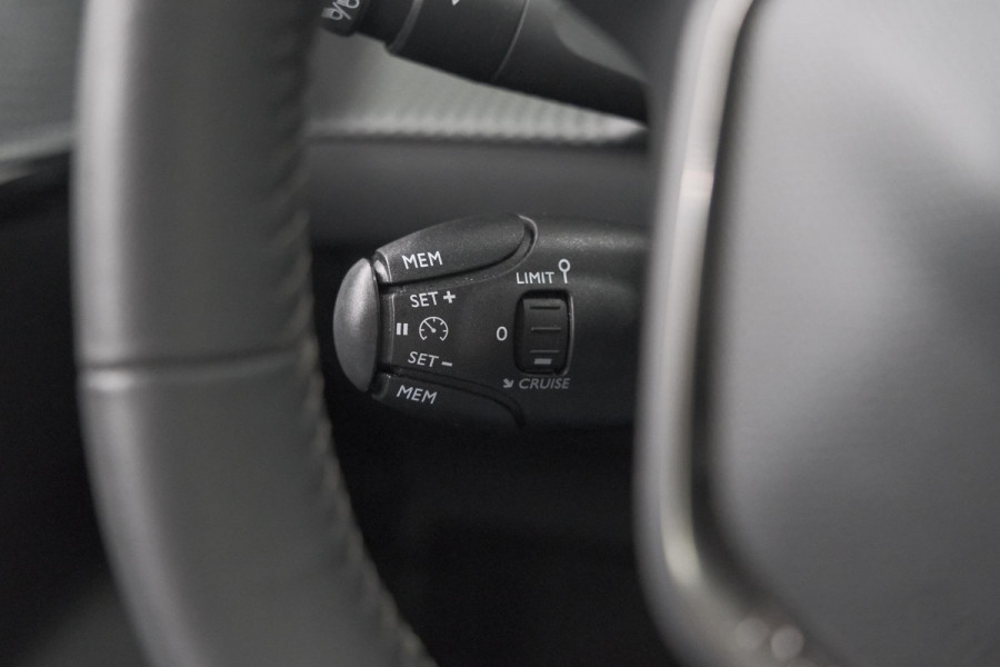 Peugeot 208 PureTech 100 Allure Pack | Camera | Stoelverwarming | Apple Carplay | Parkeersensoren Peugeot 208 PureTech 100 Allure Pack | Camera | Stoelverwarming | Apple Carplay | Parkeersensoren