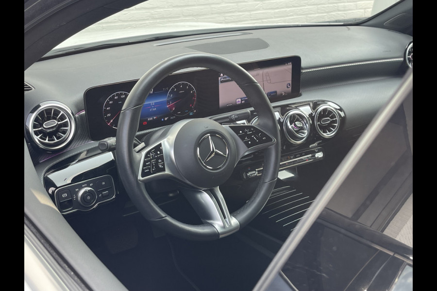 Mercedes-Benz A-Klasse 180 Luxury Line | Facelift | Pano | Ambiente | Camera | CarPlay | LED | Keyless | DAB+