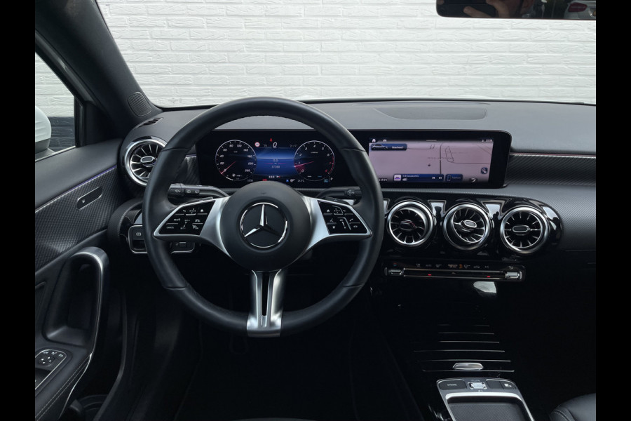 Mercedes-Benz A-Klasse 180 Luxury Line | Facelift | Pano | Ambiente | Camera | CarPlay | LED | Keyless | DAB+