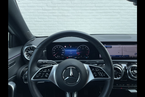 Mercedes-Benz A-Klasse 180 Luxury Line | Facelift | Pano | Ambiente | Camera | CarPlay | LED | Keyless | DAB+
