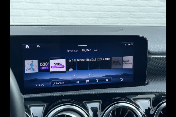 Mercedes-Benz A-Klasse 180 Luxury Line | Facelift | Pano | Ambiente | Camera | CarPlay | LED | Keyless | DAB+