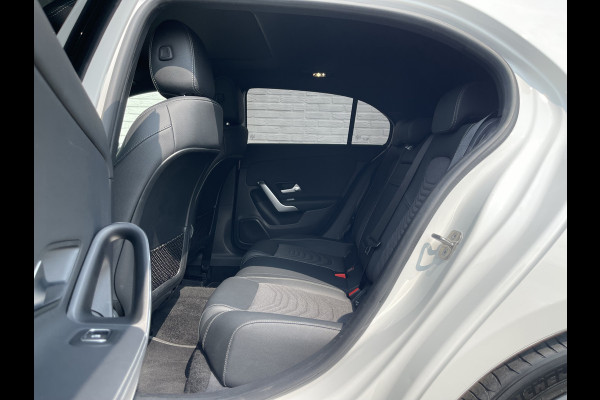 Mercedes-Benz A-Klasse 180 Luxury Line | Facelift | Pano | Ambiente | Camera | CarPlay | LED | Keyless | DAB+