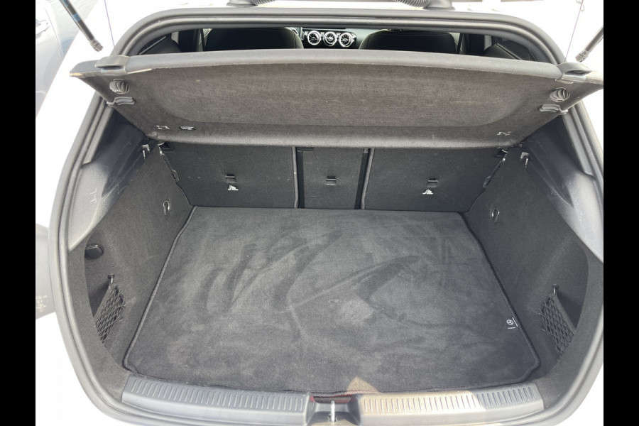 Mercedes-Benz A-Klasse 180 Luxury Line | Facelift | Pano | Ambiente | Camera | CarPlay | LED | Keyless | DAB+