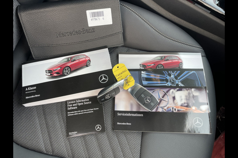 Mercedes-Benz A-Klasse 180 Luxury Line | Facelift | Pano | Ambiente | Camera | CarPlay | LED | Keyless | DAB+