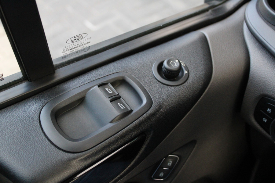 Ford Transit Custom 320 2.0 TDCI L2H1 Sport 185pk - ACC - Trekhaak - Navi - Camera - Stoelverwarming - Blind spot - Xenon - Rijklaar Ford Transit Custom 320 2.0 TDCI L2H1 Sport 185pk - ACC - Trekhaak - Navi - Camera - Stoelverwarming - Blind spot - Xenon - Rijklaar