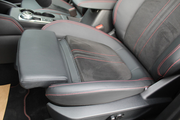 Ford Kuga 2.5-243pk PHEV ST-Line X. 2100kg trekgewicht ! Nieuw Model ! Van €. 54.937,- voor €. 43.735,- ! Trekgewicht van 2.100kg ! Elektr. verstelb. AGR stoelen voor, Stoel-, stuur-, voorraam- en achterbank verwarming, Elektr. panorama/schuif-kanteldak , Trekhaak wegklapbaar,