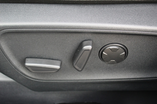 Ford Kuga 2.5-243pk PHEV ST-Line X. 2100kg trekgewicht ! Nieuw Model ! Van €. 54.937,- voor €. 43.735,- ! Trekgewicht van 2.100kg ! Elektr. verstelb. AGR stoelen voor, Stoel-, stuur-, voorraam- en achterbank verwarming, Elektr. panorama/schuif-kanteldak , Trekhaak wegklapbaar,