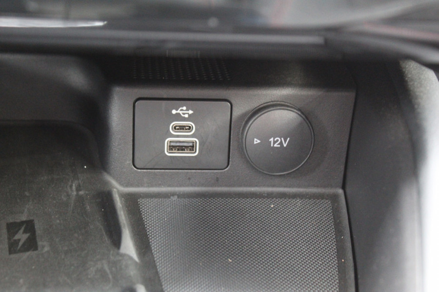 Ford Kuga 2.5-243pk PHEV ST-Line X. 2100kg trekgewicht ! Nieuw Model ! Van €. 54.937,- voor €. 43.735,- ! Trekgewicht van 2.100kg ! Elektr. verstelb. AGR stoelen voor, Stoel-, stuur-, voorraam- en achterbank verwarming, Elektr. panorama/schuif-kanteldak , Trekhaak wegklapbaar,