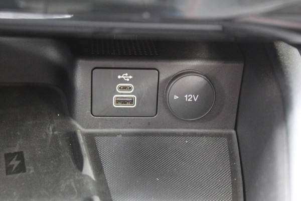 Ford Kuga 2.5-243pk PHEV ST-Line X. 2100kg trekgewicht ! Nieuw Model ! Van €. 54.937,- voor €. 43.735,- ! Trekgewicht van 2.100kg ! Elektr. verstelb. AGR stoelen voor, Stoel-, stuur-, voorraam- en achterbank verwarming, Elektr. panorama/schuif-kanteldak , Trekhaak wegklapbaar,