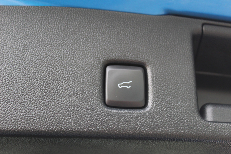 Ford Kuga 2.5-243pk PHEV ST-Line X. 2100kg trekgewicht ! Nieuw Model ! Van €. 54.937,- voor €. 43.735,- ! Trekgewicht van 2.100kg ! Elektr. verstelb. AGR stoelen voor, Stoel-, stuur-, voorraam- en achterbank verwarming, Elektr. panorama/schuif-kanteldak , Trekhaak wegklapbaar,