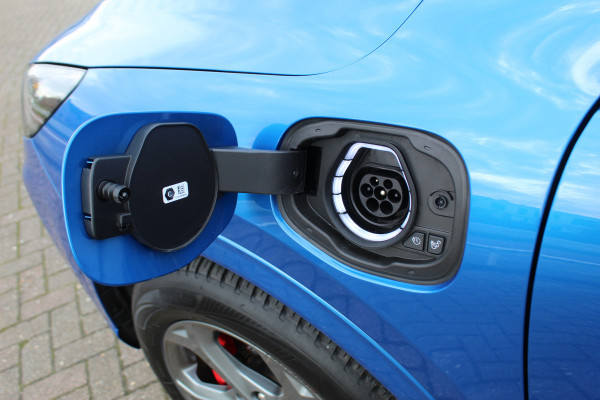 Ford Kuga 2.5-243pk PHEV ST-Line X. 2100kg trekgewicht ! Nieuw Model ! Van €. 54.937,- voor €. 43.735,- ! Trekgewicht van 2.100kg ! Elektr. verstelb. AGR stoelen voor, Stoel-, stuur-, voorraam- en achterbank verwarming, Elektr. panorama/schuif-kanteldak , Trekhaak wegklapbaar,